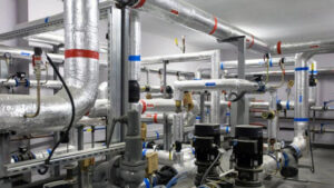 Монтаж труб систем отопления и водоснабжения.